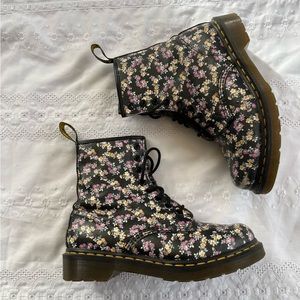 Dr Martins size 6 floral eight holelace up boots in good condition